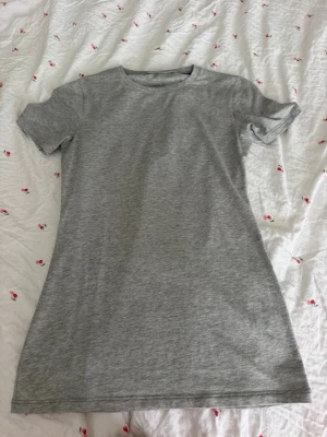 Grå t-shirt från Intimissimi - En enkel och stilren grå t-shirt från Intimissimi i mjuk Supima-bomull. T-shirten har rund halsringning och korta ärmar, perfekt för en clean och avslappnad look. Passar till allt och är superbekväm att bära.