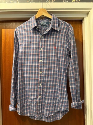 Ralph Lauren skjorta  - Snygg Ralph Lauren skjorta i mycket bra skick. Passformen är slim fit. 