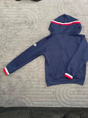 Mörk blå moncler hoodie zip - Passar inte mig helt ny 