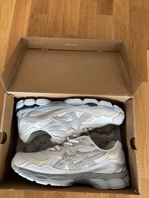 Asics skor vita  - Skorna är inte använda. Inga skador eller hål. Storlek 44