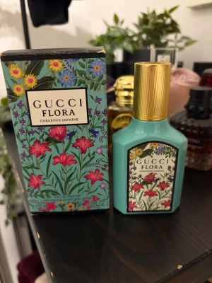 Gucci flora - Gucci flora gorgeous Jasmine 🌸 30 ml. Den kommer aldrig till användning så säljer billigt. Kan inte se genom flaskan hur mycket som är kvar men den är mycket sparsamt använd, skulle gissa att den är upp till strecket (sista bilden)