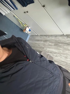 Mörkblå polo Ralph lauren cardigan - Snygg mörkblå cardigan med dragkedja och quiltad front. Den har huva och släta ärmar i mjukt material. Perfekt för dig som gillar en sportig och stilren look. Passar till det mesta och är riktigt bekväm.