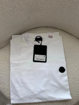 Vit T-shirt  - Helt nya 