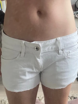 Lågmidjade vita jeansshorts - Snygga vita shorts i denim med låg midja. Perferkta nu till sommaren. Priset kan diskuteras❣️