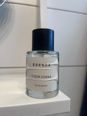 ESSNCE Fleur Chere Eau de Parfum - Parfym från ESSNCE i doften Fleur Chere. Etiketten är vattenskadad men annars i fint skick. 