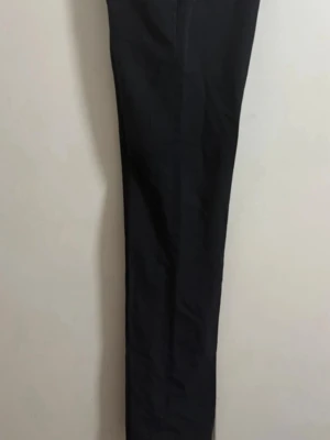 Marine blue kostymbyxor från InWear - Snygga svarta kostymbyxor från InWear i klassisk rak modell. Byxorna har pressveck och är tillverkade i ett mjukt tyg som ger en stilren look. Perfekta för dig som vill ha en clean och tidlös stil.