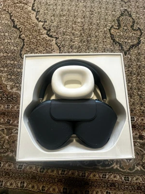 Apple AirPods Max hörlurar svart - Säljer ett par Apple AirPods Max i svart med elegant design och mjuka öronkuddar. Hörlurarna har en metallbåge och mesh-material på huvudbandet för extra komfort. Kommer i originalförpackning med smart case.