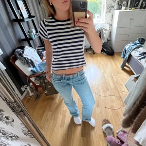 Zara Jeans - Säljer ett par jeans från zara som jag köpt på sellpy men inte satt som jag ville. En liten svag rosa fläck på knät men inget man lägger märke till,  pris kan diskuteras!