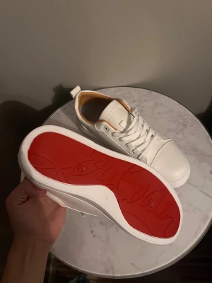  Louboutin skor  - Ett par fina vita skor med röd sula special sula ine som ni ser på sista bilden storlek 42 pris kan diskuteras vid snabb affär fraktar samma dag 