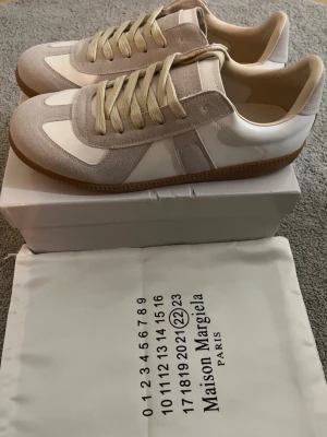 Maison Margiela Gats Vit/Grå - Aldrig använda ✔️, Kommer med box & Dustbag 📦, Storlek 44 ✔️, Skickas inom 1 dag 🚀, kontakta för mer info ☺️