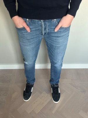 Dondup George Jeans  - Tja säljer nu dessa riktigt snygga Dondup jeansen i storlek 33 där nypriset är cirka 4000kr och modellen är George, skick 9/10 vid minsta lilla fundering så är det bara att höra av sig! 