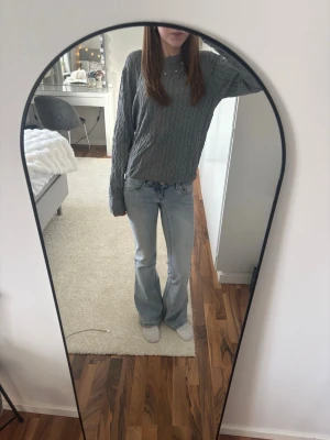 Grå kabelstickad tröja  - Säljer en grå kabelstickad tröja från Zara i storlek L men är liten i modellen. Materialet är skönt och slappt.