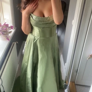 Balklänning  - Helt ny, den har en slits på ena benet, jag är 170 och den har ett litet släp. Nypris 1700kr