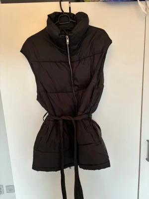 Svart väst  - Svart väst, tvättad så ”dunet” ligger lite ”korvigt” & blev lite tunt, därav det billiga priset. 🌸🩷 ▪️ TikTok - Ginise ✨ 