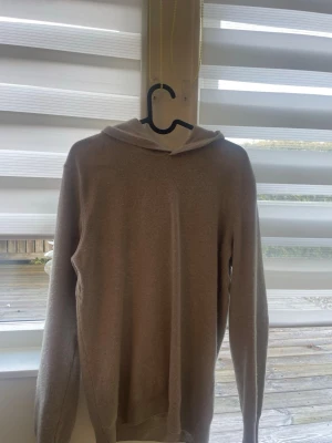 Ljus Grå hoodie från Oscar Jacobson - Ljusgrå Hoodie från Oscar Jacobson. Väldigt bra skick. Ny pris ligger på 1500kr. Pris kan diskuteras vid snabb affär.
