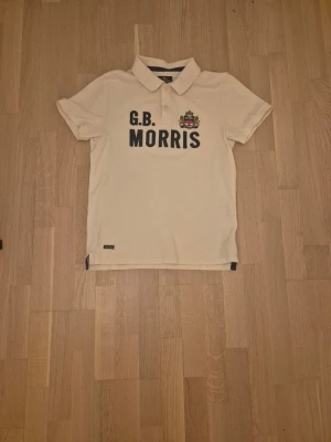 Morris pike - En vit morris pike med text på framsidan samt loga. Fint skick med inga defekter och är bra att ha under en tröja eller bara piken. 9.5/10👍