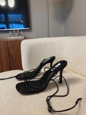 Oanvändd Svarta klackar från NA-KD stl 38 - Svarta oanvända klackskor från NA-KD stl 38 Endast testade inne Band man har runt ankeln