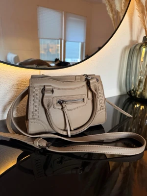 Crossbody - Gina Tricot  - Liten handväska från Gina Tricot. Använd en eller två gånger så i nyskick! 