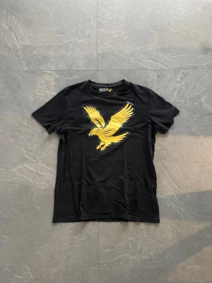 Lyle & Scott T-shirt  - Snygg Lyle & Scott T-Shirt i barnstorlek! Ungefär XS (12-13 år).