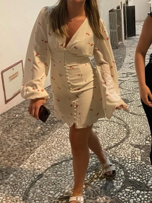 Vit blommigt Adoore klänning - Vit klänning med små blommor på. Från märket Adoore där ny pris är 1495kr. Endast använd någon enstaka gång🩷