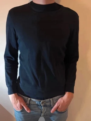 Bläck sweatshirt  - Säljer en snygg och bekväm sweatshirt i bra skick. Tröjan är mjuk och skön att ha på sig och passar perfekt till både vardag och chill. Den är sparsamt använd och har inga slitningar eller fläckar.    Storlek: M Märke: Bläck  Hör gärna av dig vid frågor!