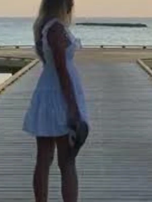 Abercombie Fitch  volangklänning strl S - Nypris 1200 kr. Söt feature: kort vit klänning med djup v-ringning sopm har breda axelband med volangdetaljer. Kjolen är utställd och har flera lager volanger för en luftig känsla. Perfekt för varma dagar uppe på stranden eller i stan.