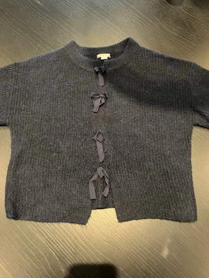 Mörkblå kofta med rosetter - Söt mörkblå kofta som är stickad med rosetter.❣️