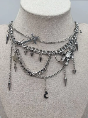 Handgjort halsband  - Material-rostfritt stål. 