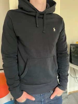 Svart hoodie från Polo Ralph Lauren - Tja säljer nu min Svart hoodie från Polo Ralph Lauren. Tröjan är i fint skick. Köpt på Zalando för 2395 kr. Pris ej hugget i sten. Bara att höra av sig för frågor och funderingar/ Jonathan