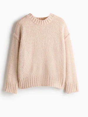 Beige stickad tröja med rund hals - helt ny, beige stickad tröja! aldrig använd och verkligen så fin. köpte i fel storlek därav säljer jag! kontakta vid fler bilder eller frågor