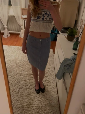 Vintage Blåvit randig kjol med knapp - Säljer denna superfina blåvit randiga kjol i M💙🤍💕