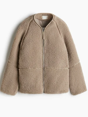 Ny populär teddyjacka med dragkedja - Mysig beige teddyjacka med rak passform och dragkedja framtill. Jackan har rundad krage och är tillverkad i fluffigt teddy-material som ger en avslappnad och trendig look. Perfekt för lager-på-lager och enkel att styla till olika outfits.