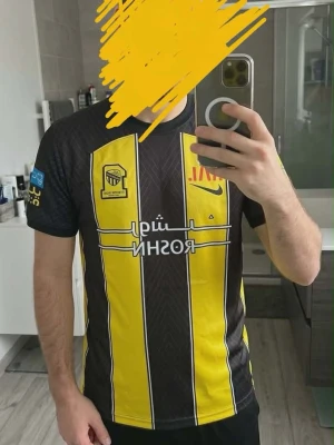 Al-Ittihad matchtröja Benzema #9 - Spelare: Karim Benzema Passform: Märkt som Large (L), men upplevs som en Medium (M) i storleken.