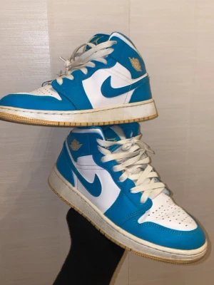 Air Jordan 1 Mid UNC turkos  - Säljer mina gamla air Jordan i färgen Turkos, men i bilden så ser de ut som ljusblåa men de är pågrund av ljuset. Skorna är i storlek 37,5 och köpte dem innan för ungefär 1,3 men nu så har dem blivit för små men kvalitet är fortfarande bra 😊. De har även ingen box eftersom den slängdes men vid intresse dm mig. Skickas även inom 1-2 dagar🔥🚀    Dem kanske ser lite smutsiga ut i bilden men sen tvättgörs innan den skickas 
