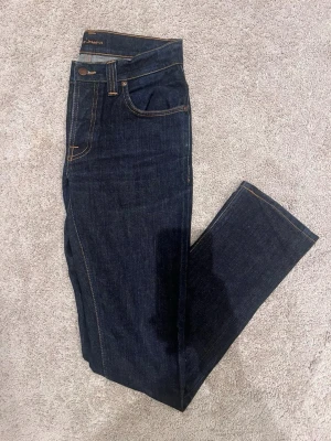 Nudie Jeans Dry Navy Grim Tim - Säljer nu dessa riktigt schyssta Nudie jeansen, modellen är Grim Tim & sitter slimfit, storleken på dessa är W30 & L34, nypris på dessa jeansen ligger på 1600, vi säljer dem nu för 399, vid fler frågor kring mer bilder eller liknande är det bara att höra av sig / AC Fashion 🤝