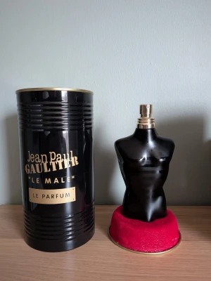 Jean Paul Gaultier le male le parfum 125ml edp - Jean Paul Gaultier Le Male male le parfum😍 Den luktar jätte gott och några av noterna är vanilj, lavendel och varm kryddig😁 Det är en 125ml och har ca 124/125ml kvar endast några sprays använda😁 Den håller länge, ca 8-10 timmar✅  Skicka om du har några frågor☺️
