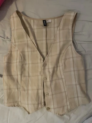 Beige rutig väst - Beige rutig väst från H&M I storlek S, sitter som XS.