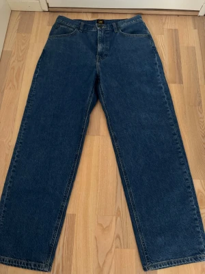 LEE jeans - Säljer ett par klassiska blå jeans från Lee. Jeansen har fem fickor och har en loose passform. Tillverkade i kraftig denim som ger en tidlös look. Perfekta för dig som gillar en avslappnad och stilren stil.