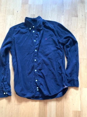 Morris skjorta - Mörkblå Morris skjorta i storlek M.  Passar dig som är mellan 175-185. Lappen har gått av så lite billigare pris pågrund av det. Det är bara att höra av sig vid minsta fundering.