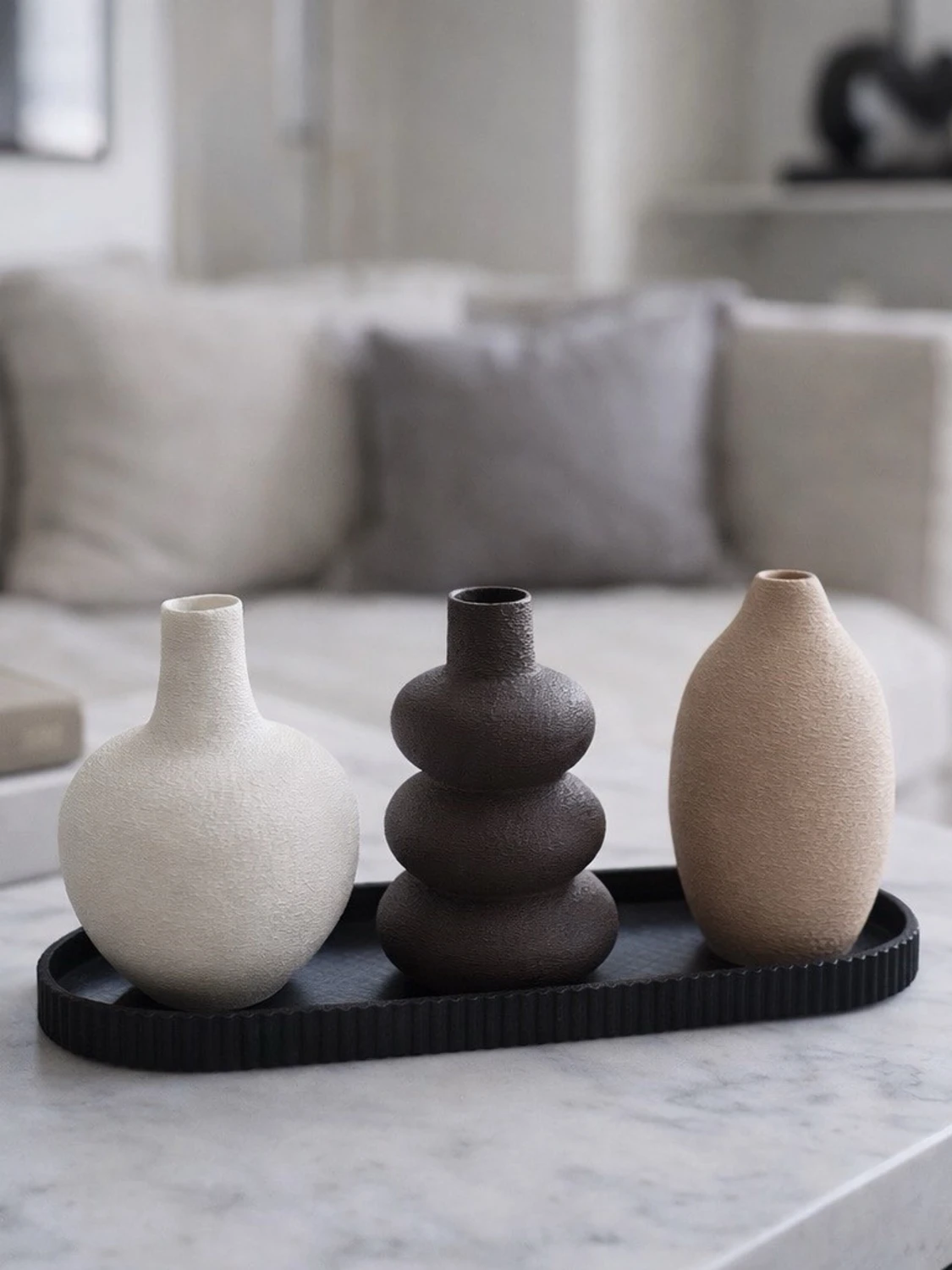 Set med tre dekorativa vaser