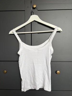 Grått och vitt linne🤍 - Säljer två stilrena ribbade linnen i vitt och ljusgrått.  Tyvärr kommer de inte till användning 🤍 Superbra skick 