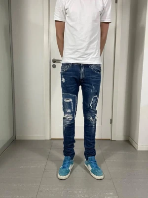 Replay jeans med slitningar  - Modell: Replay jeans med slitningar, man ser inte skinnet utan tyget vid slitningarna. W31 L32. Färg blå. Nypris 2499. Mycket bra skick. Svåra att få tag på.
