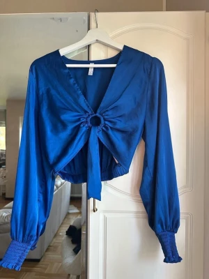 Blå blus  - Amisu blå blus från New Yorker