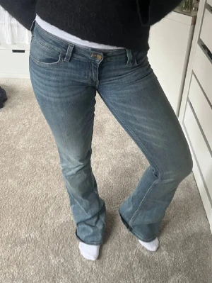 Weekday jeans - Jättefina lågmidjade bootcut jeans från weekday i storlek 29/34, passar bra på mig som har s, de är använda ett fåtal gånger, har tagit bort den orangea loggan där bak, det finns små slitningar längst ner (sista bilden) annars är de i jättebra skick, skriv privat för fler bilder!