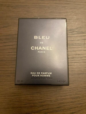 Bleu de Chanel Eau de Parfum 100 ml - Bleu De Chanel EDP 100ml. Riktigt fräsch manlig doft näst intill aldrig använd!