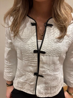 Vit vårjacka  - Superfin vit vår jacka med tre kvarts armar! 💓