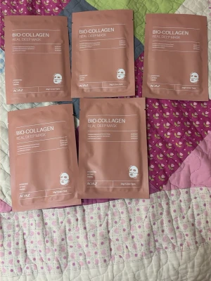 Bio-Collagen Real Deep Mask från AOAZ - Säljer fem stycken Bio-Collagen Real Deep Mask . Maskerna kommer i rosa förpackningar och är av engångstyp. De är avsedda för återfuktning och vård av huden, och innehåller kollagen. Perfekt för dig som vill ge huden extra lyster och fukt.  sjukt bra använde en gång tar bort allt man inte vill ha på huden o lämnar huden återfuktad och len l fin äkta collageen