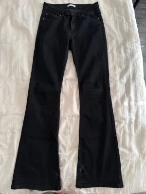 Svarta Bootcut Jeans - Säljer ett par svarta bootcut jeans från Gina i storlek 36💗 Köpta för länge sedan och i super fint skick. Säljer eftersom dem inte kommer till användning! Jag är 167cm lång😇