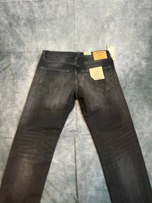 JJ jeans (HELT NYA) - HELT NYA jack and jones jeans! Aldrig användna! Jag köpte dem för några månader sen men glömde retunera! Orginal priset ligger på 600+ tror ja! Skriv om ni har mer frågor!