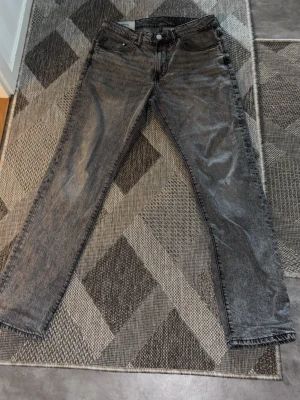 Grå straight fit jeans från H&M - Säljer ett par gråa straight sopade jeans från H&M med regular fit. Klassisk femficksmodell och transferfärg i tvättad look sopar st their sustain. Perfekta för dig som gillar en avslappnad men ändå stilren vibe. Och jag är 177 cm lång ifall du undrar.